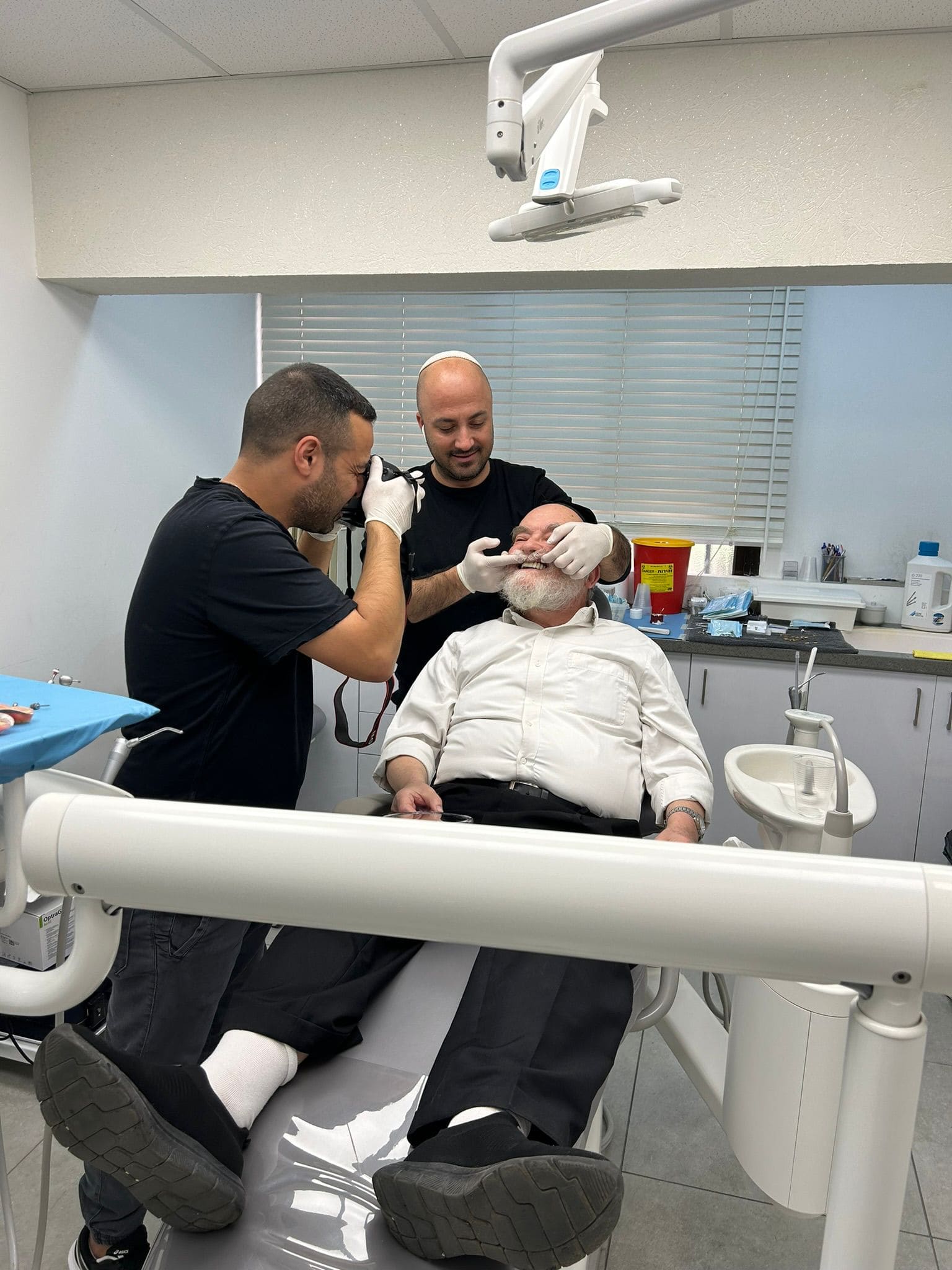 רופא שיניים בטיפול בבאר יעקב