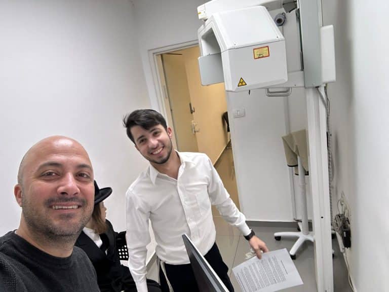 רופא שיניים עם מטופל מבני ברק