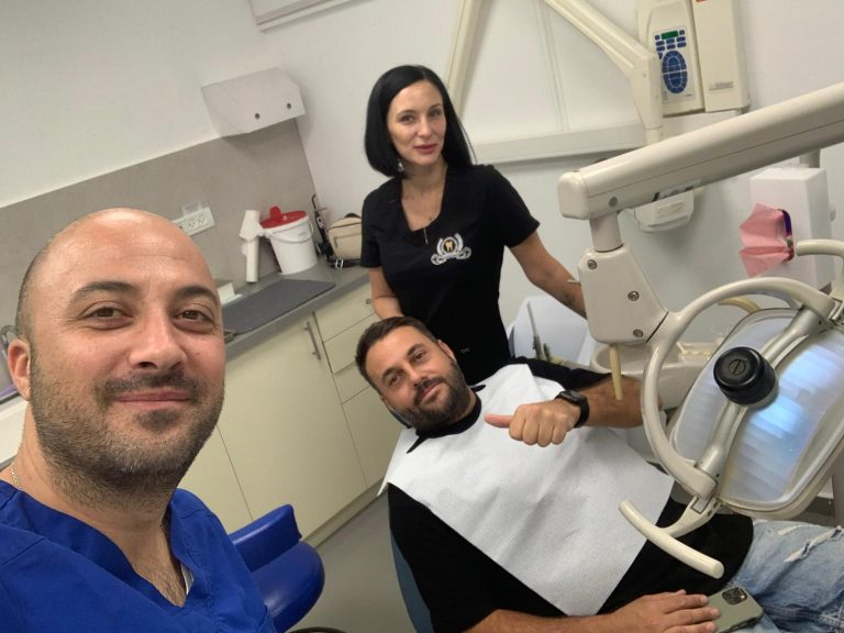 שיננית ורופא שיניים עם מטופל בבאר יעקב